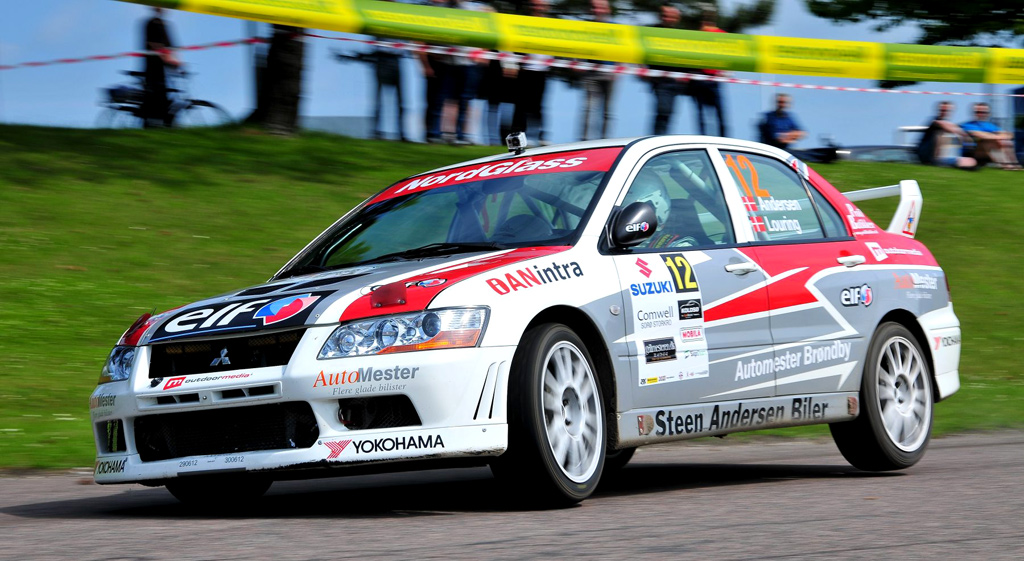 Steen Andersen lagde ud i et forrygende tempo med sin Mitsubishi på de sjællandske landeveje.
(Foto: Michael Eisenberg)